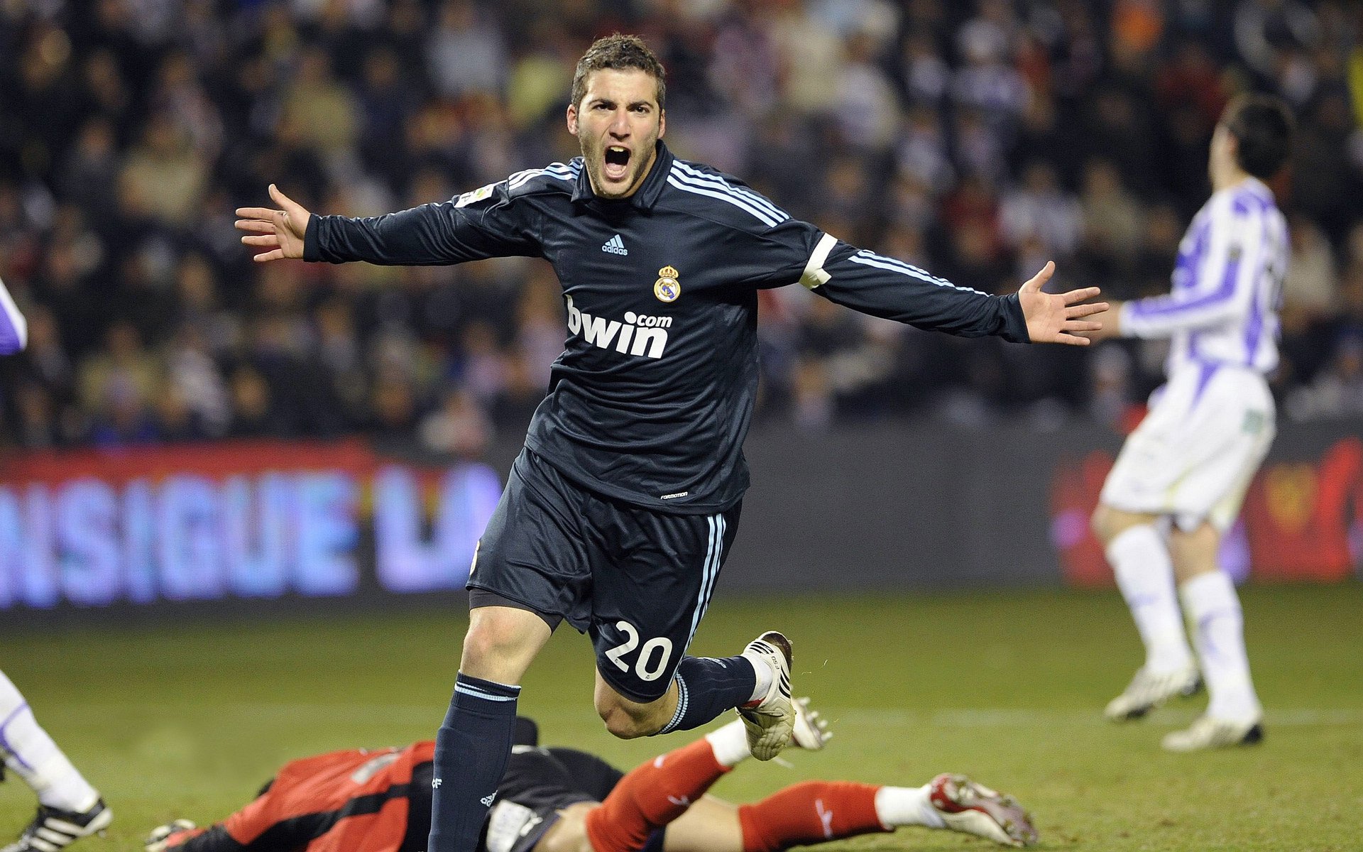 开云体育在线-阿劳霍撕裂北欧防线，美国战术机器如何控温挪威？一场节奏绞杀战的现代足球样本