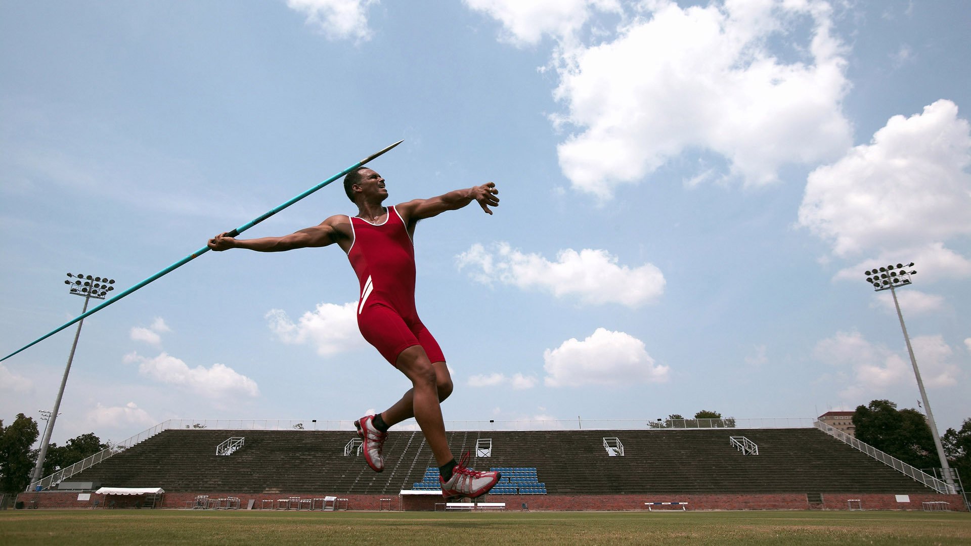 开云体育入口-老兵回春！本泽马致命一击刺穿桑巴，西班牙绝杀背后的战术博弈与王朝余晖
